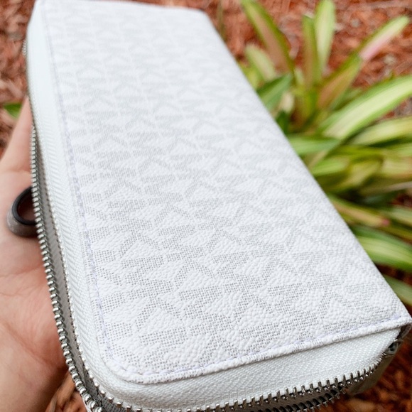 NWT Michael Kors Wallet💞Gaby’sBags - Picture 2 of 4